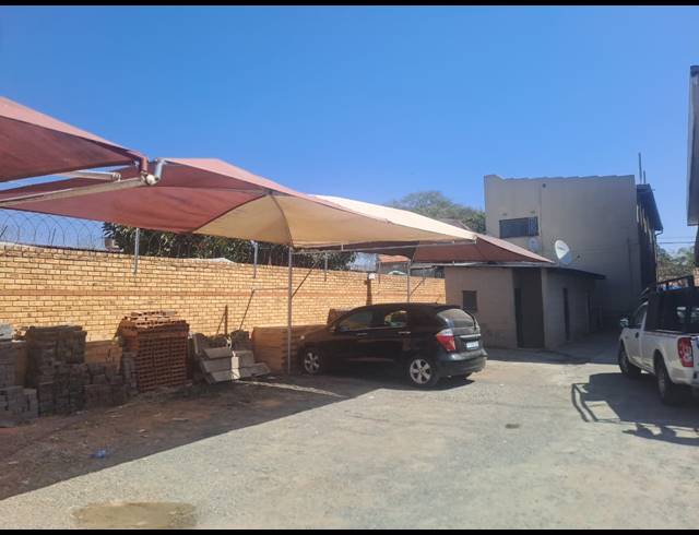 460M² BUILDING FOR SALE IN RUSTENBURG NORTH